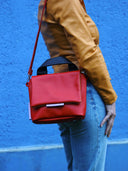 Kompakte_Ledertasche_Mira_Karminrot _kleine_Handtasche_Heleny_Vorderansicht_Model