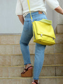 Leder_Crossbody_Tasche_Damen_Ava_Schultertasche_Heleny_Vorderansicht_Model