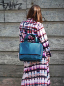 Leder-Damentasche_schultertasche_Ava_Petrol_Model_Fashion